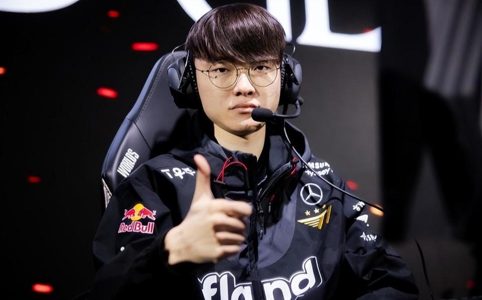 rookie 拯救了这个家庭！元神沙皇棋距离 Invictus Gaming 的好局仅一步之遥，夺回了一座城市